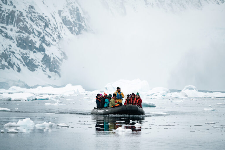 Fahrt mit einem Zodiac von Antarctica21 in der Antarktis