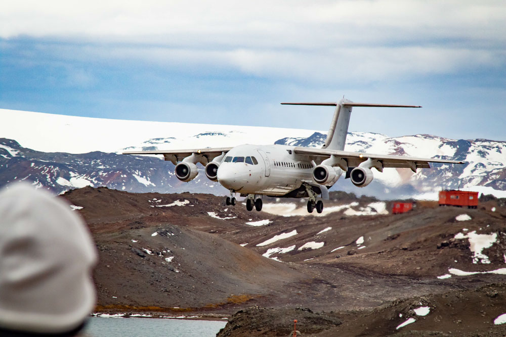 Flugzeug von Antarctica21 Landung auf King George Island Antarktis