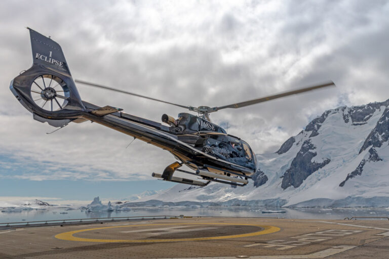 Start von einem Helikopter der Scenic Eclipse in der Antarktis