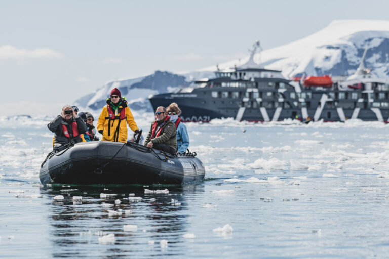 Zodiacs der Magellan Explorer von Antarctica21