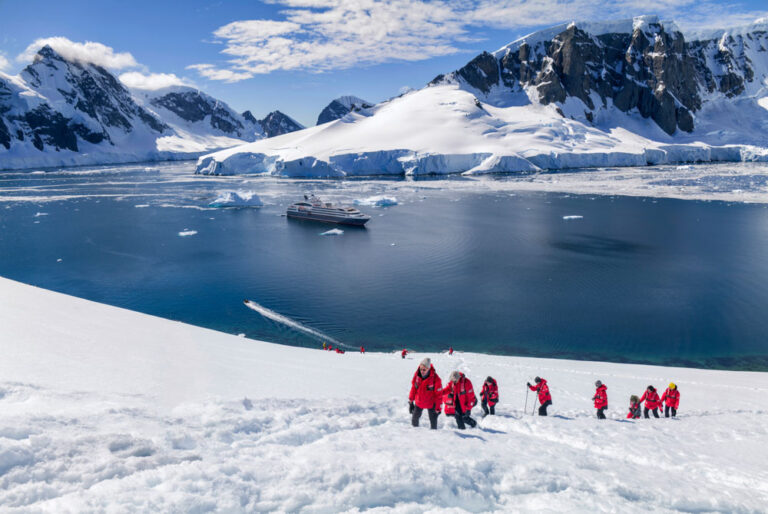 L'Austral in der Antarktis mit Wanderung ©PONANT Ragnar Axelsson