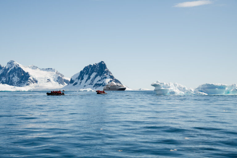 L'Austral in Cap Renard in der Antarktis ©StudioPONANT/Clement Louineau