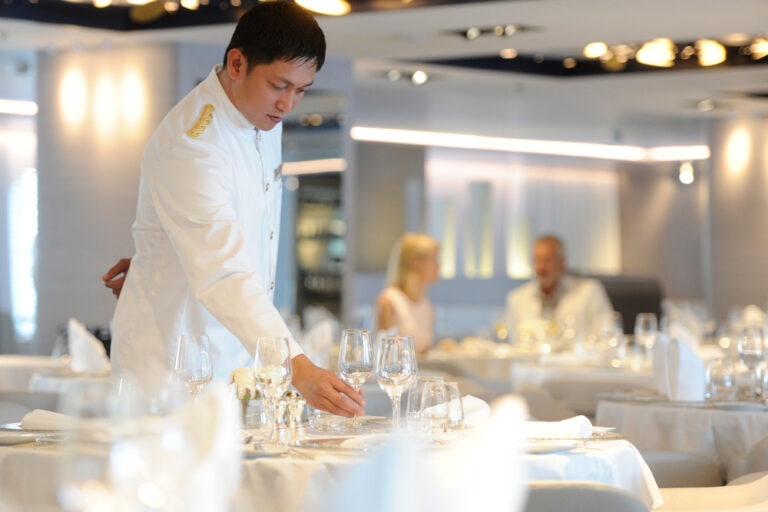 Le Lyrial Restaurant Tisch ©PONANT/Francois Lefebvre