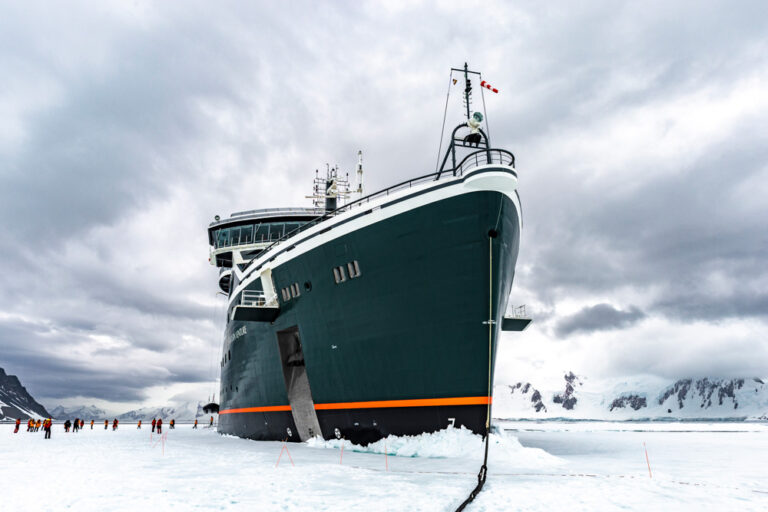 Seabourn Landgang auf einer Eisscholle in der Antarktis
