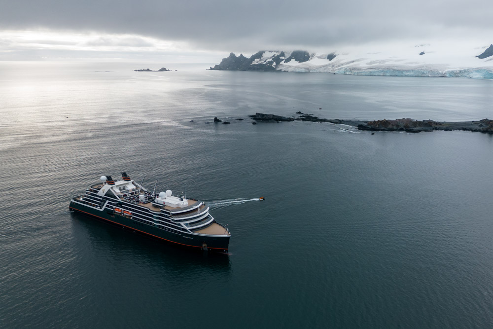 Seabourn Venture mit Zodiacs vor Half Moon Island in der Antarktis
