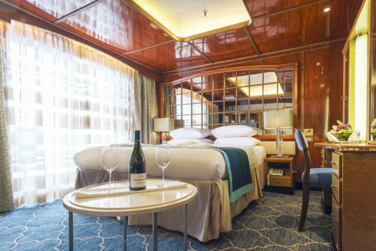 Deluxe Suite der MV Sea Spirit von Poseidon Expeditions