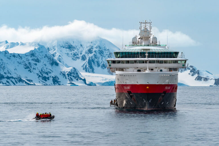 Half Moon Island mit Antarktis Expeditionsschiff MS Fram von Hurtigruten