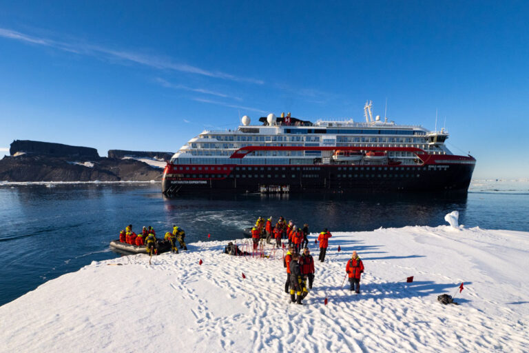 Landgang in der Antarktis mit MS Roald Amundsen von Hurtigruten