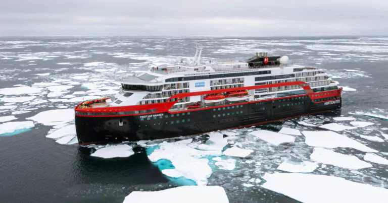 MS Fridtjof Nansen Hurigruten Expeditionsschiff in der Antarktis