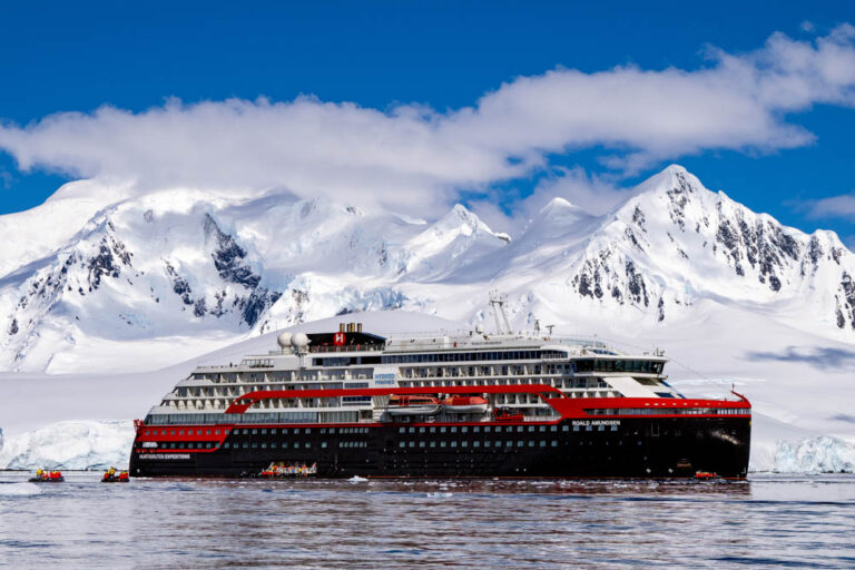 MS Roald Amundsen in der Antarktis