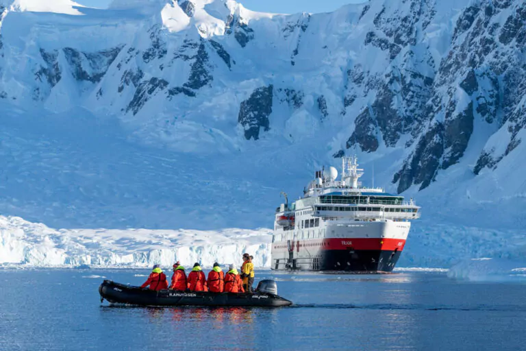 Paradise Bay mit Antarktis Expeditionsschiff MS Fram von Hurtigruten
