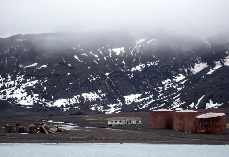 Ruinen auf Deception Island in der Antarktis