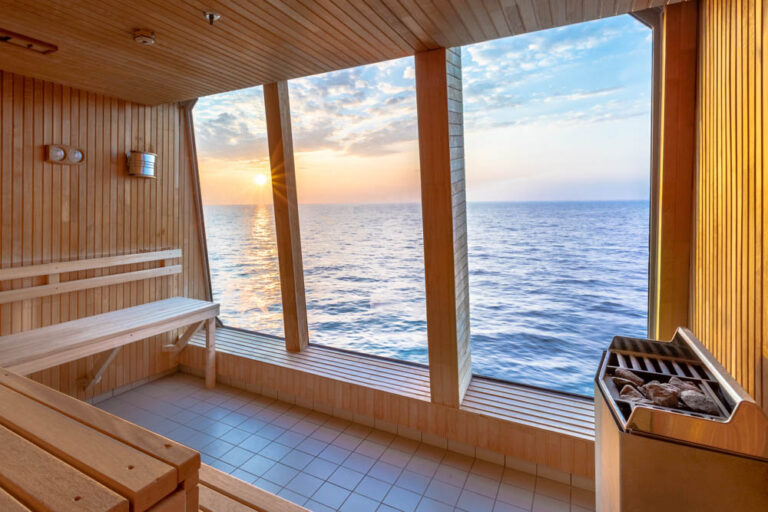 Sauna mit Meerblick der MS Maud von Hurtigruten