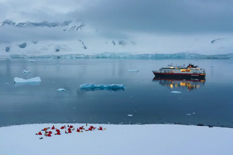 Zeltcamp mit Antarktis Schiff MS Fram von Hurtigruten