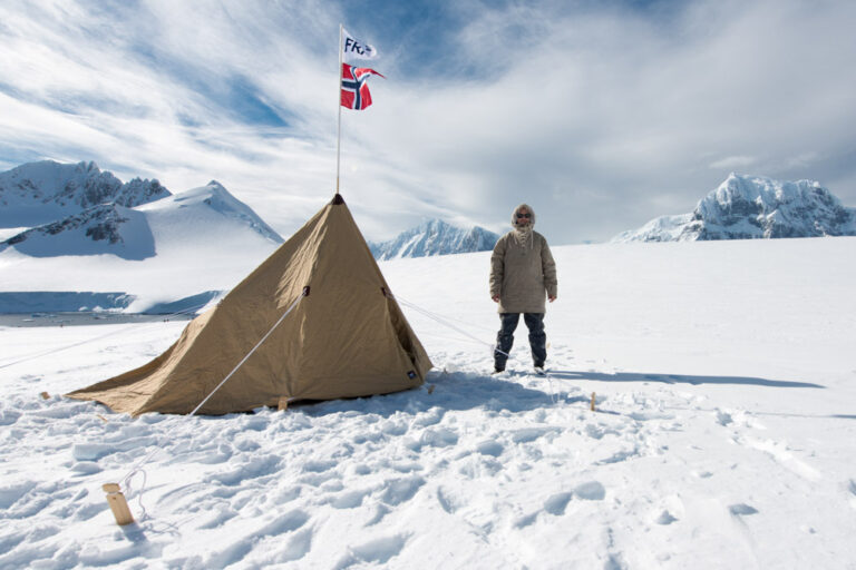 Antarktis Zelt mit einem Passagier mit Schnee und Bergen