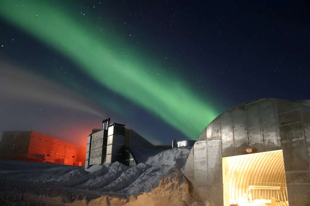 Amundsen-Scott Station am Südpol mit Aurora Australis © Chris Danals / National Science Foundation / Public Domain.