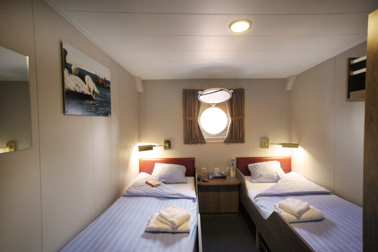 Doppel mit Bullaugen Kabine Plancius © Monica Salmang Oceanwide Expeditions