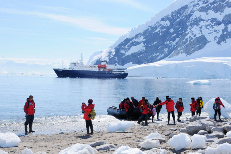 Landschaft mit Plancius in der Antarktis © Elke Lindner Oceanwide Expeditions