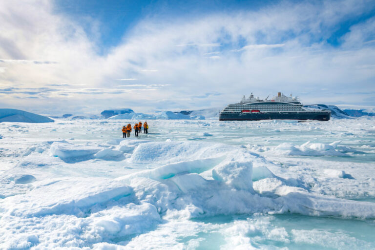 Le Commandant Charcot mit einer Eislandung mit Passagieren vor Snow Hill Island.
