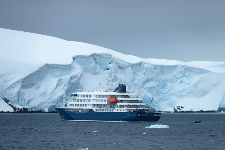 Schiff Hondius in Mikkelsen Harbour in der Antarktis © Franklin Braeckman Oceanwide Expeditions