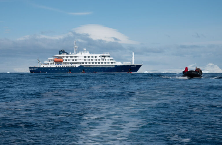 Schiff Hondius mit Zodiac in Cierva Cove Antarktis © Franklin Braeckman Oceanwide Expeditions