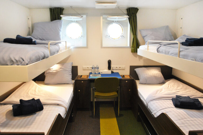 Vier Personen mit Bullaugen © Kabine Ortelius Monica Salmang Oceanwide Expeditions