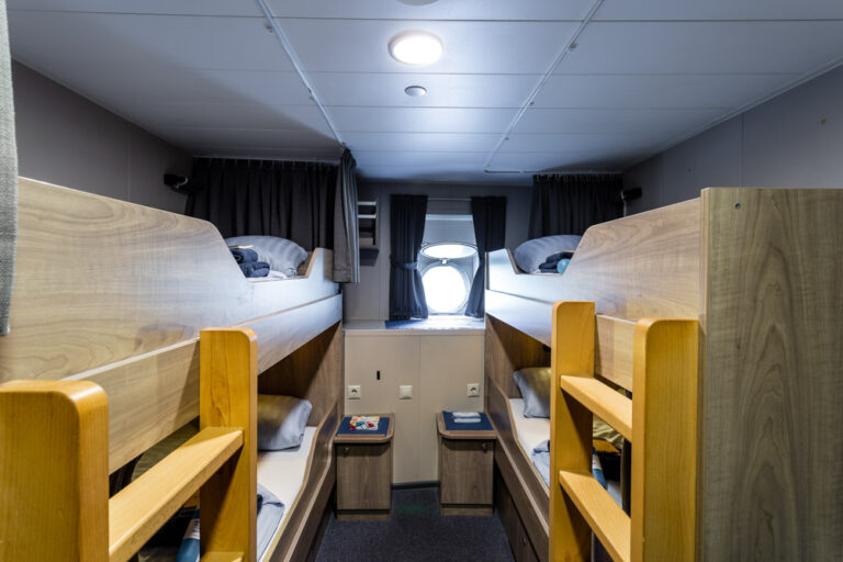 Vier Personen mit Bullaugen Kabine Plancius © Eduardos Lee Oceanwide Expeditions