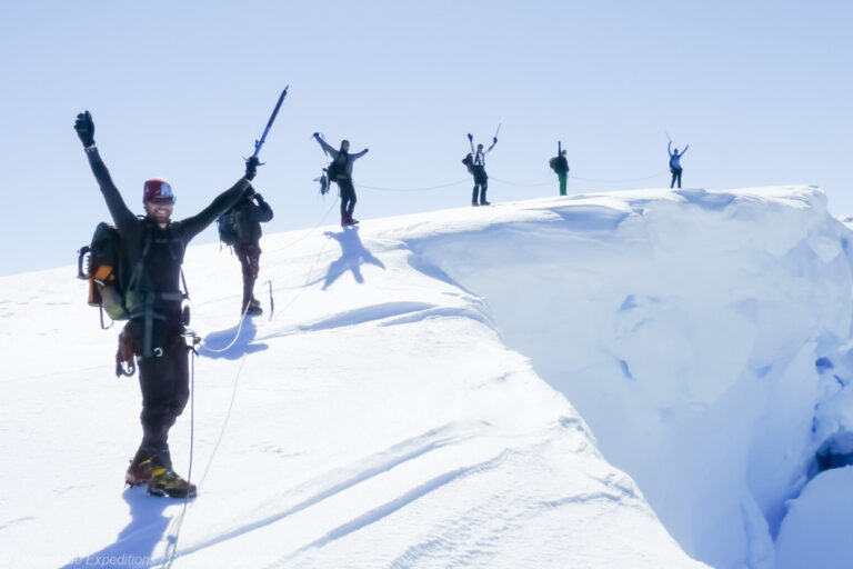 Bergsteiger mit Eispickeln in der Antarktis