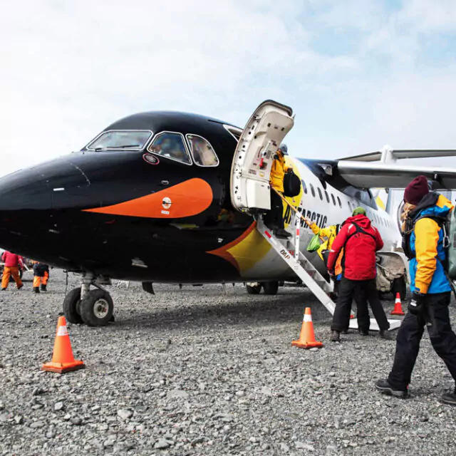 Flugzeug auf King George Island in der Antarktis © Jimmy MacDonald Quark Expeditions