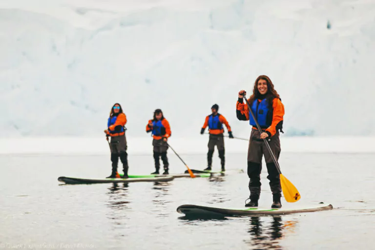Frauen mit Stand Up Paddling in der Antarktis © Quark Expeditions /David Merron.