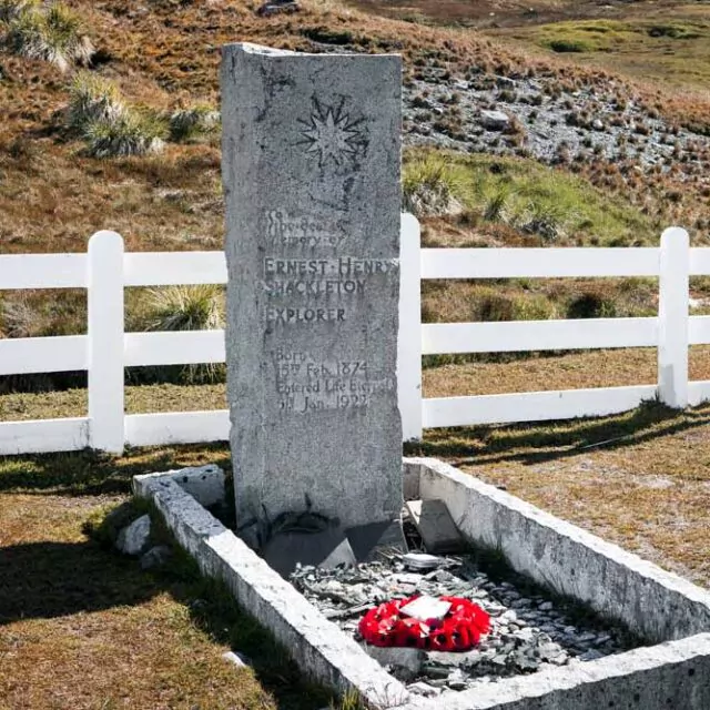 Grabstein von Sir Ernest Shakleton in Grytviken auf Sudgeorgien