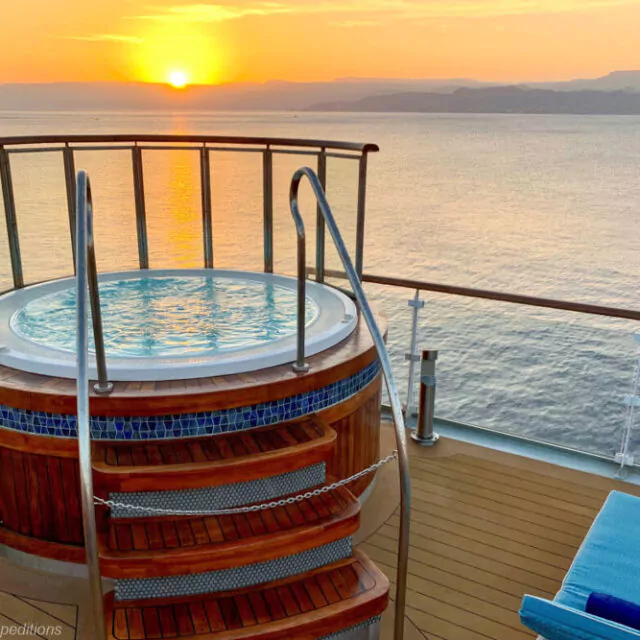 Jacuzzi am Deck der Ocean Explorer von Quark Expeditions © Eric Houri