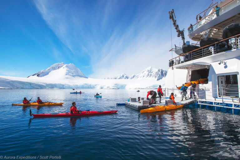 Marina von einem Expeditionsschiff mit Seekajaks von Aurora Expeditions