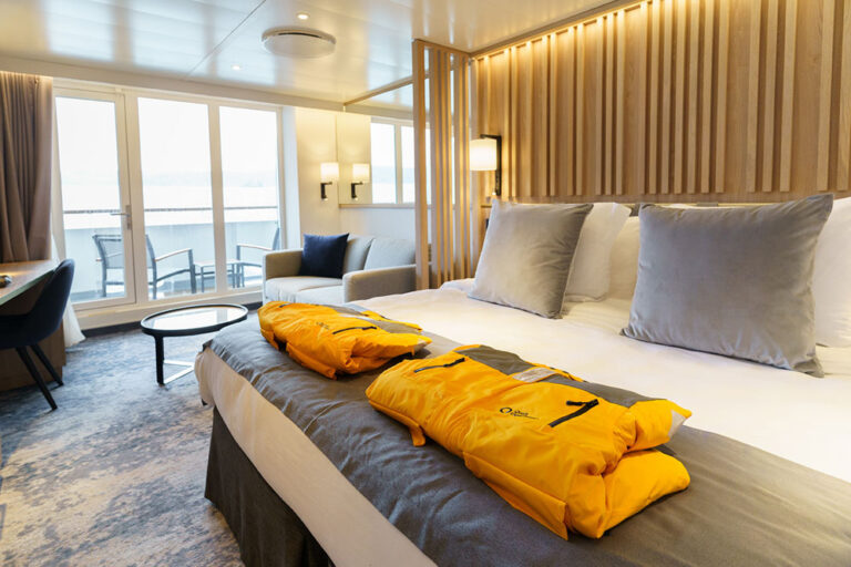 Quark Expeditions Ultramarine Balkon Suite mit Doppelbett