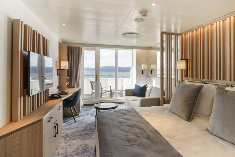 Quark Expeditions Ultramarine Balkon Suite Doppelbett