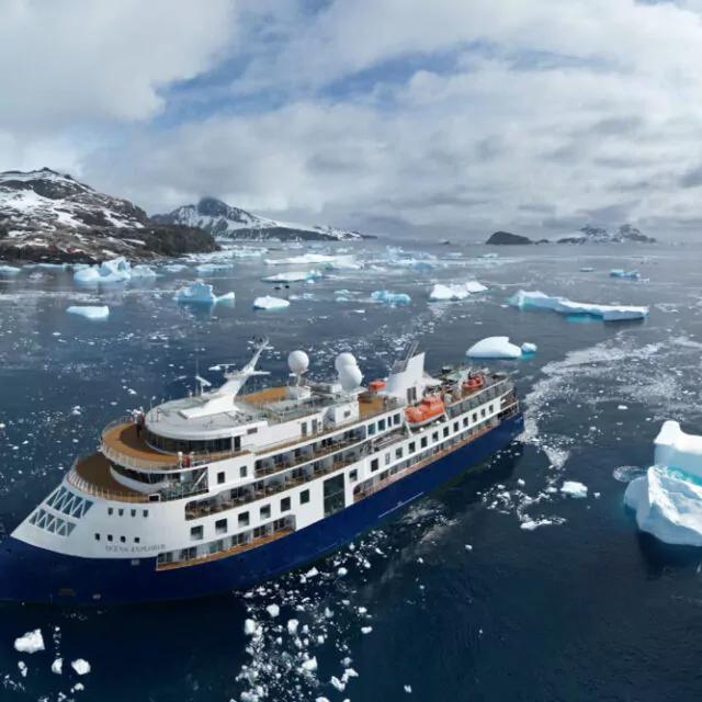 Schiff Ocean Explorer von Quark Expeditions in der Antarktis mit einem Eisberg