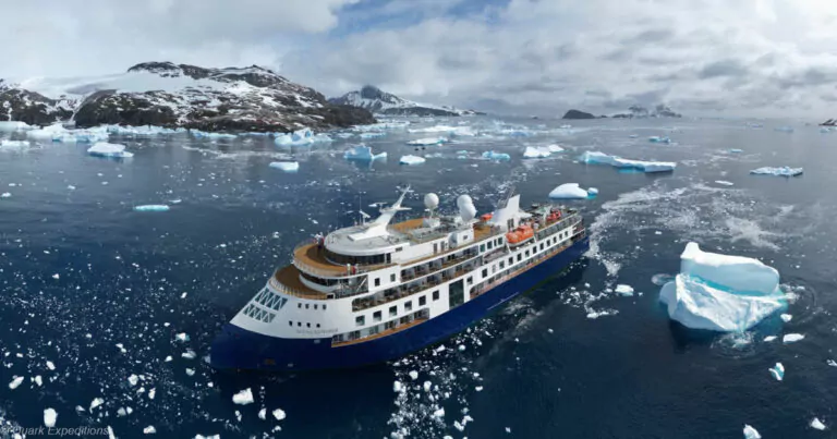 Schiff Ocean Explorer in der Antarktis mit Eisbergen.