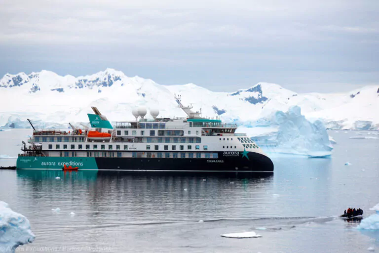 Schiff Sylvia Earle in der Antarktis mit Zodiacs
