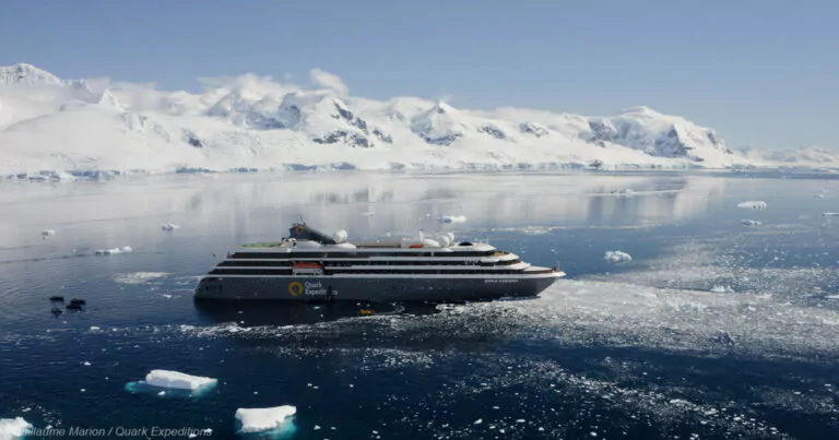 Schiff World Explorer von Quark Expeditions in der Antarktis © Guillaume Marion