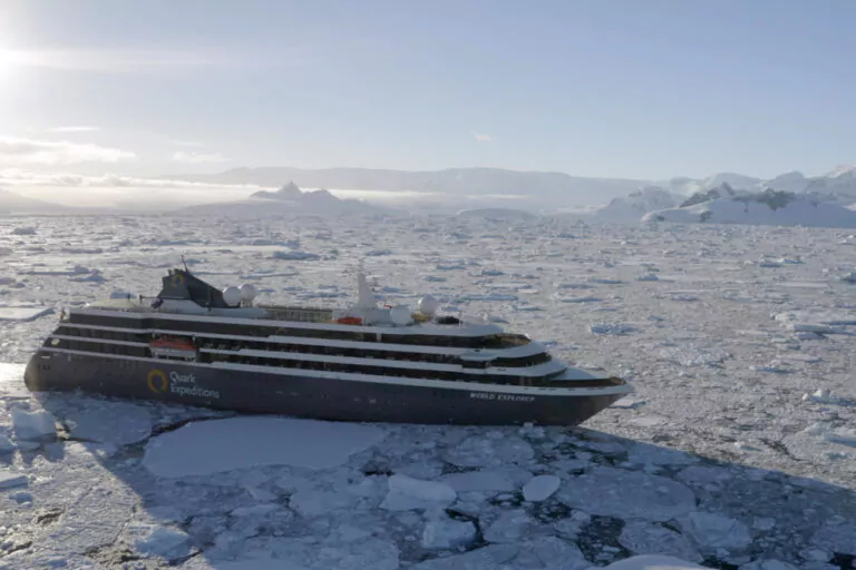 Schiff World Explorer von Quark Expeditions fährt durch das Packeis in der Antarktis © Guillaume Marion.