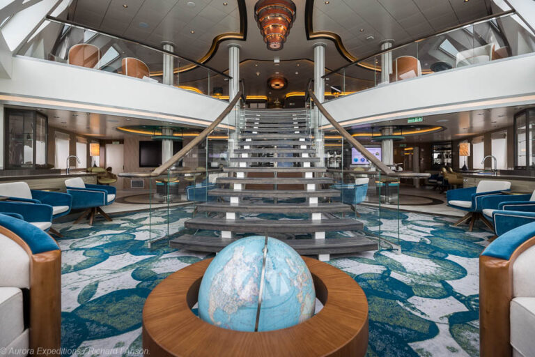Science Centre auf der Sylvia Earle mit der Lounge.