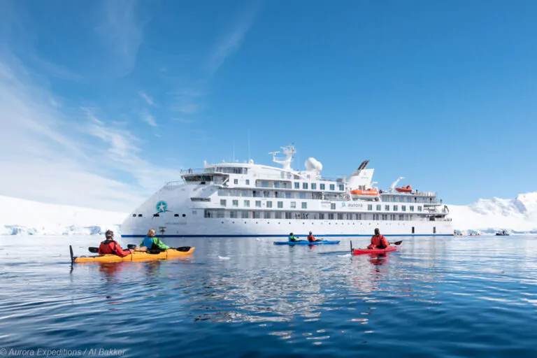 Seekajaks vor dem Schiff Greg Mortimer in der Antarktis