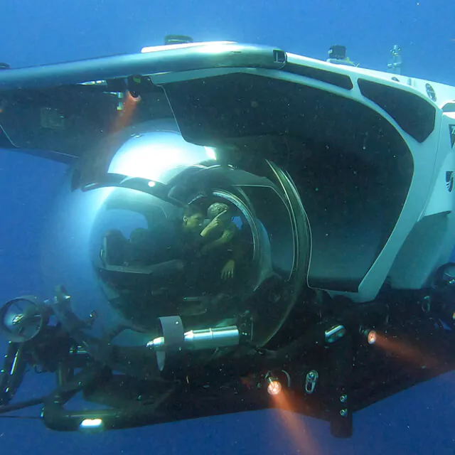 U-Boot von Seabourn im Wasser mit Scheinwerfern.