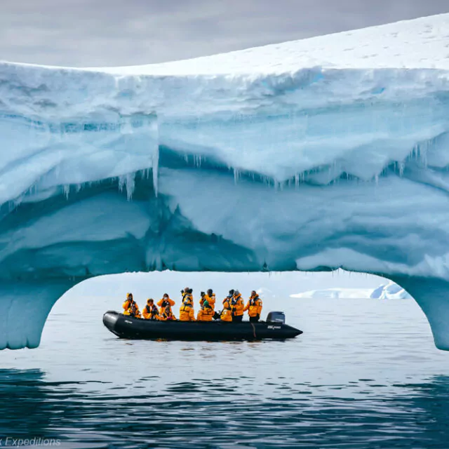 Zodiac mit Eisberg in der Antarktis