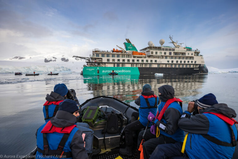 Zodiac mit der Sylvia Earle in der Antarktis