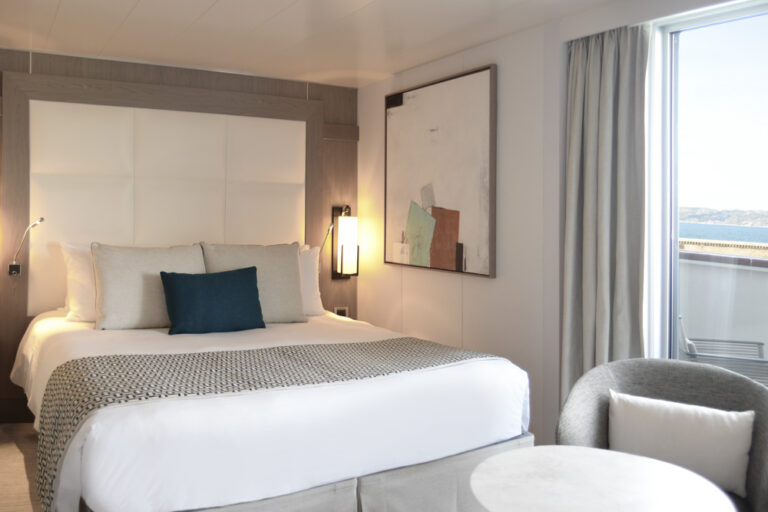 L Austral Deluxe Suite©PONANT-TamarSarkissian-3
