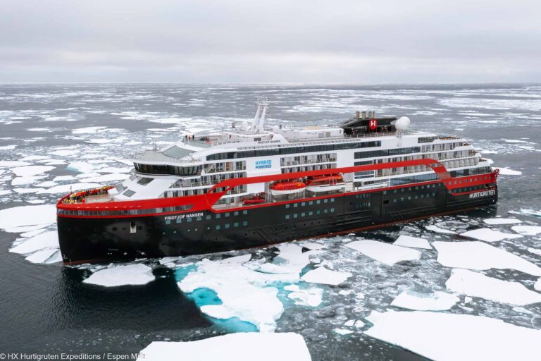 MS Fridtjof Nansen HX Hurigruten Expeditionsschiff in der Antarktis Espen Mills