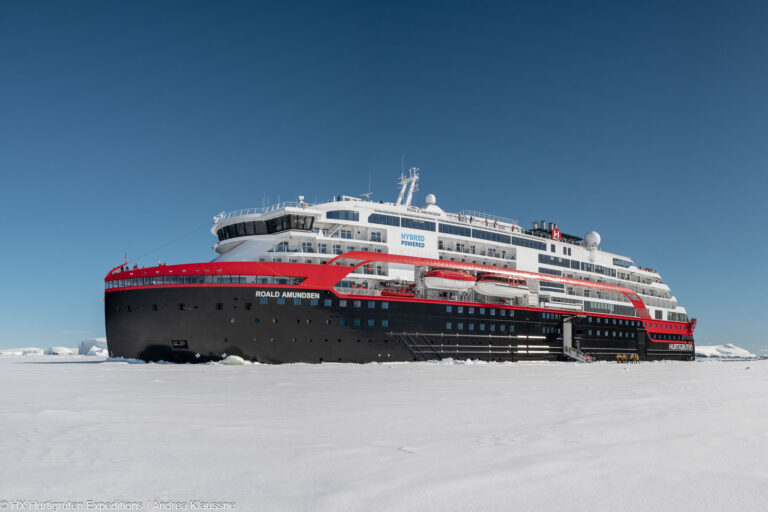 MS Roald Amundsen Hurtigruten Expeditionsschiff in der Antarktis