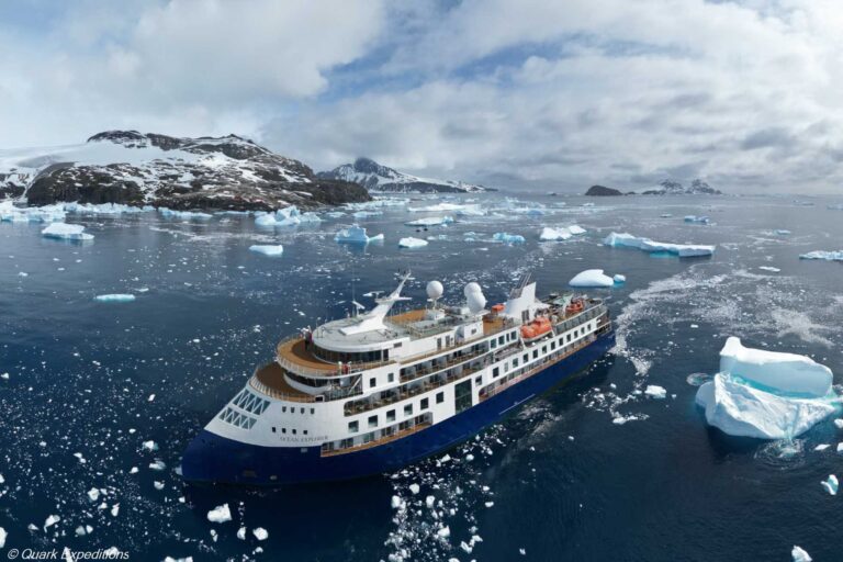 Schiff Ocean Explorer in der Antarktis mit Eisbergen.