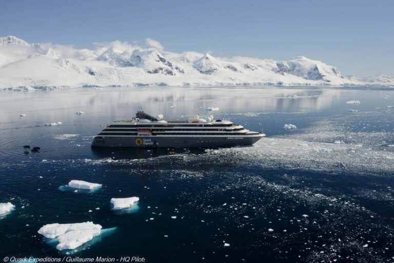 Schiff World Explorer von Quark Expeditions in der Antarktis © Guillaume Marion